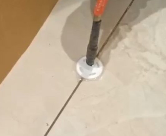紫云瓷砖空鼓维修公司专业解答瓷砖在铺贴过程中，如果没有涂抹均匀到位的粘结材料（如水泥砂浆或瓷砖胶），可能会导致以下问题